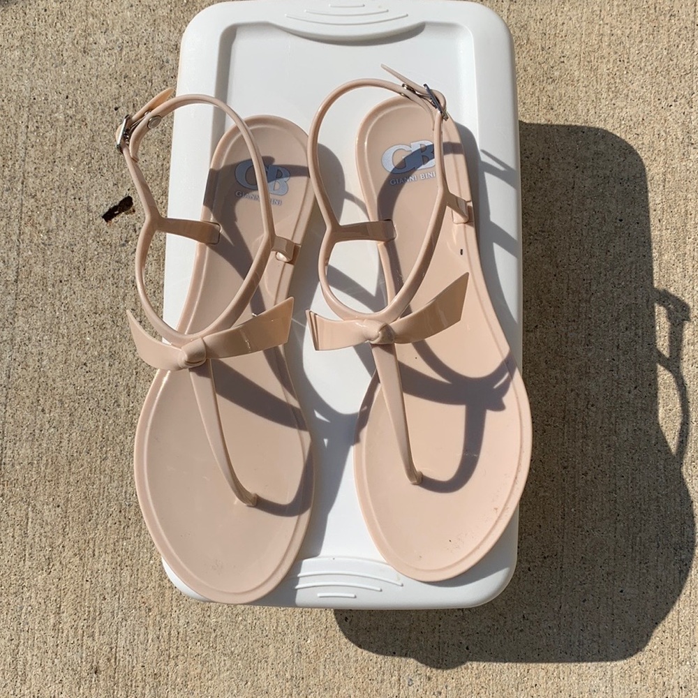 Beautiful sandal brand new never worn before.